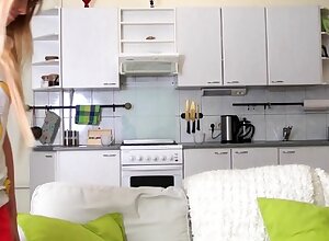 amateur girl fingers it